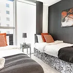 2 Bedroom 2 Bathroom Apartment In Central Milton Keynes With Free Parking And Smart Tv - Contractors, Relocation, Business Travellers