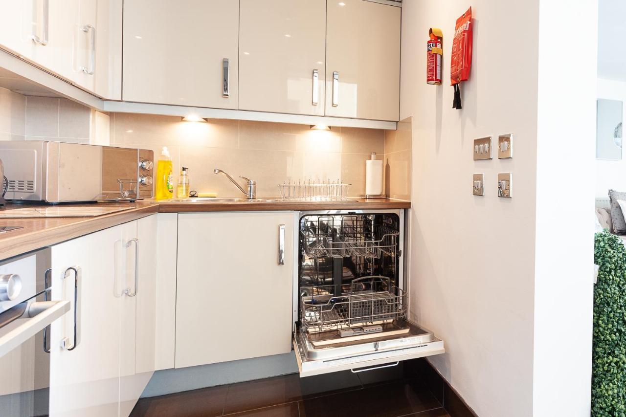 Smart Apartment: 2br With Parking Apartment Milton Keynes